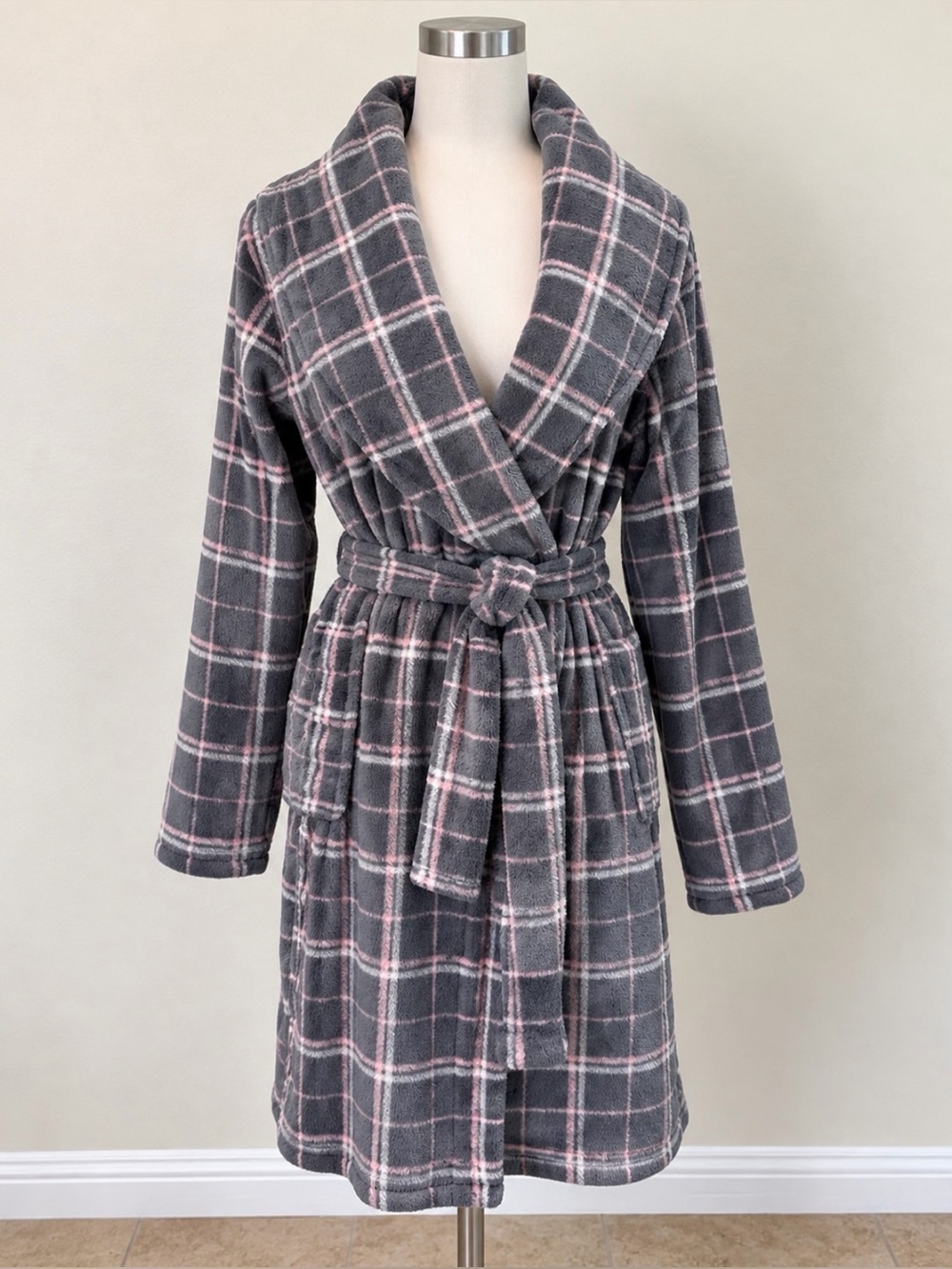 ROUDELAIN Gray & Pink Plaid Robe size large